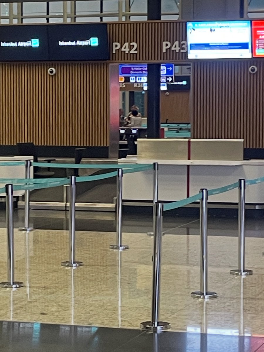 Flo_Joonie's tweet photo. @transavia  POURQUOI PERSONNE NEST PRÉSENT AU GUICHET TRANSAVIA ?? À ISTANBUL IMPOSSIBLE DE FAIRE LE CHECK IN EN LIGNE JE SUIS BLOQUÉ EN TURQUIE HELP!!!!’ https://t.co/8dW5BtGdCt