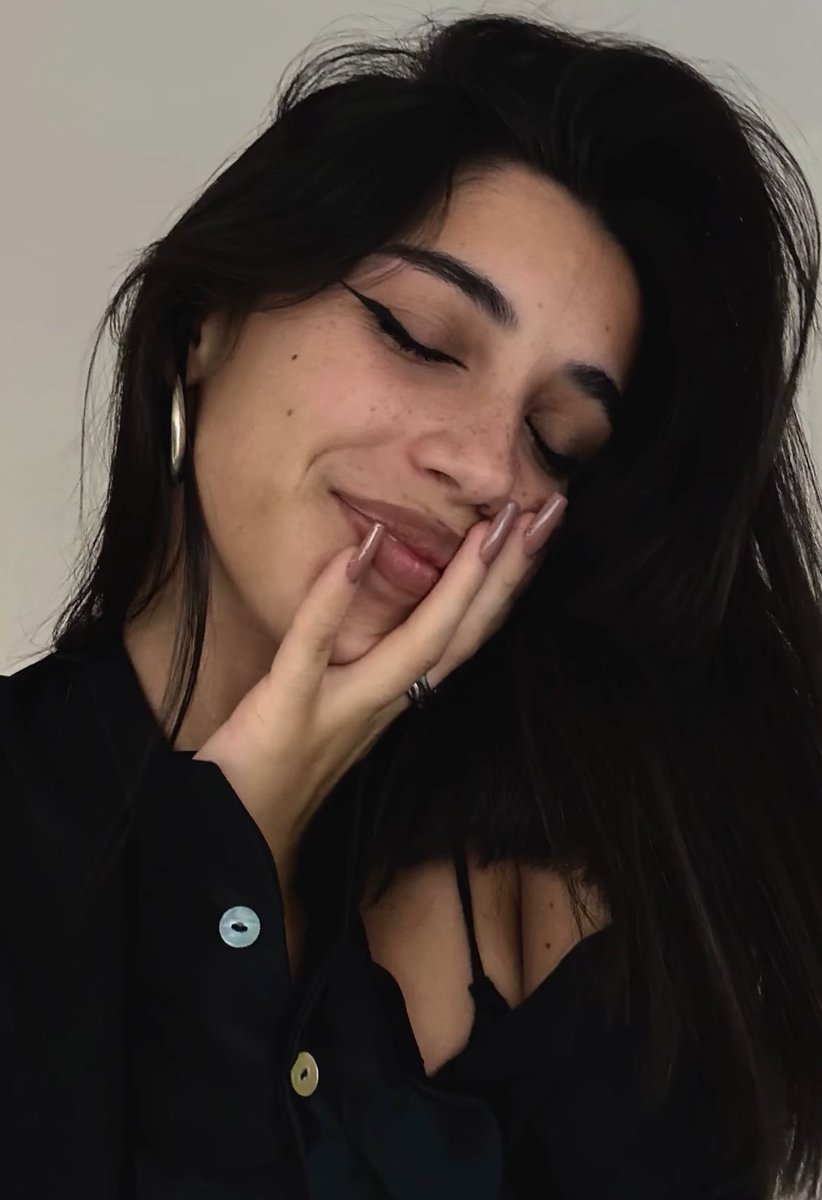 valejgallerani's tweet photo. Been awhile but me and my love for everyone <3 https://t.co/N153Txw8Bq