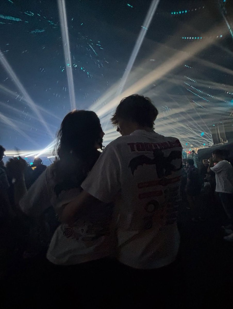 valejgallerani's tweet photo. Been awhile but me and my love for everyone <3 https://t.co/N153Txw8Bq