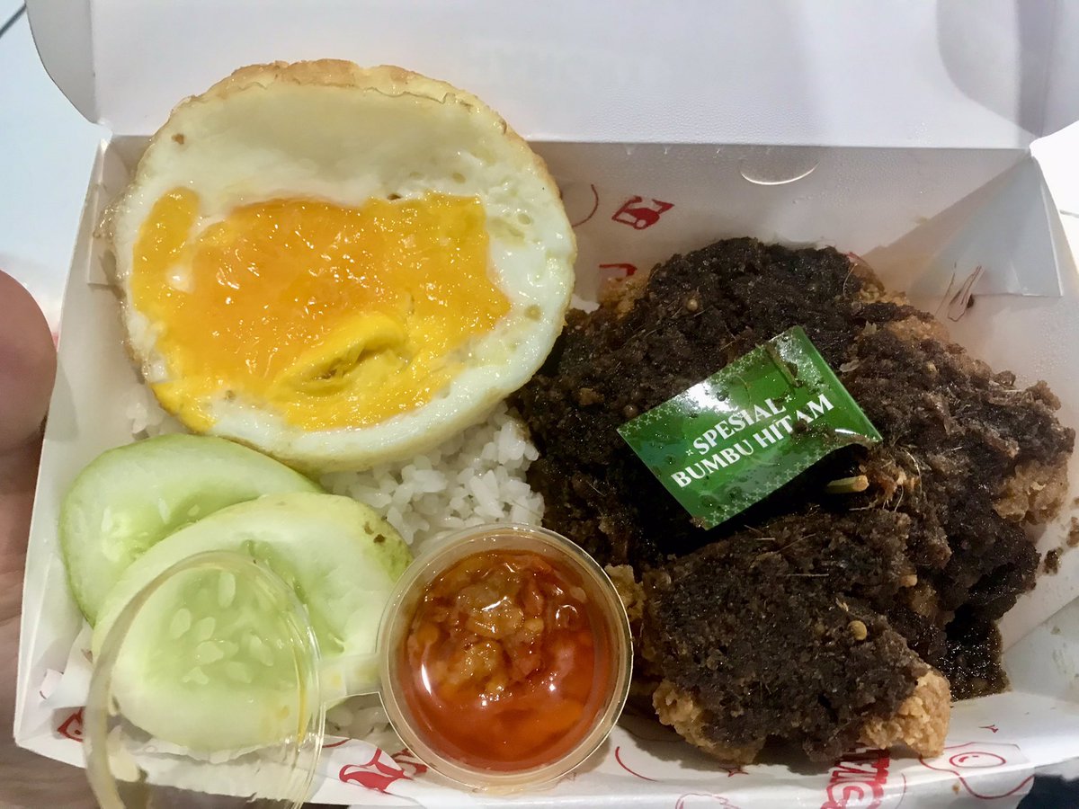 stuborngvrl's tweet photo. kirain bebek doang yg cocok pake bumbu madura ternyata ayam lebih ENAAAKKK dong😭🫶🏻 apa lagi Ayam Goreng Mak Dura guys beeuhhhh endul pisan🤤 bumbu hitamnya itu loh legit medok banget bikin mau nambah nasi terus ini mah😍🥰 https://t.co/1Cuv6YDlLp