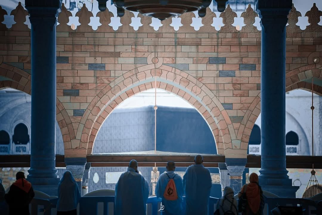 فهذي الكعبة الغرّاءُ 
زان بِجوفها الحجرُ
بِملقـاها ومَـرآها 
يُسَرُّ القلبُ والبصرُ 🤍.