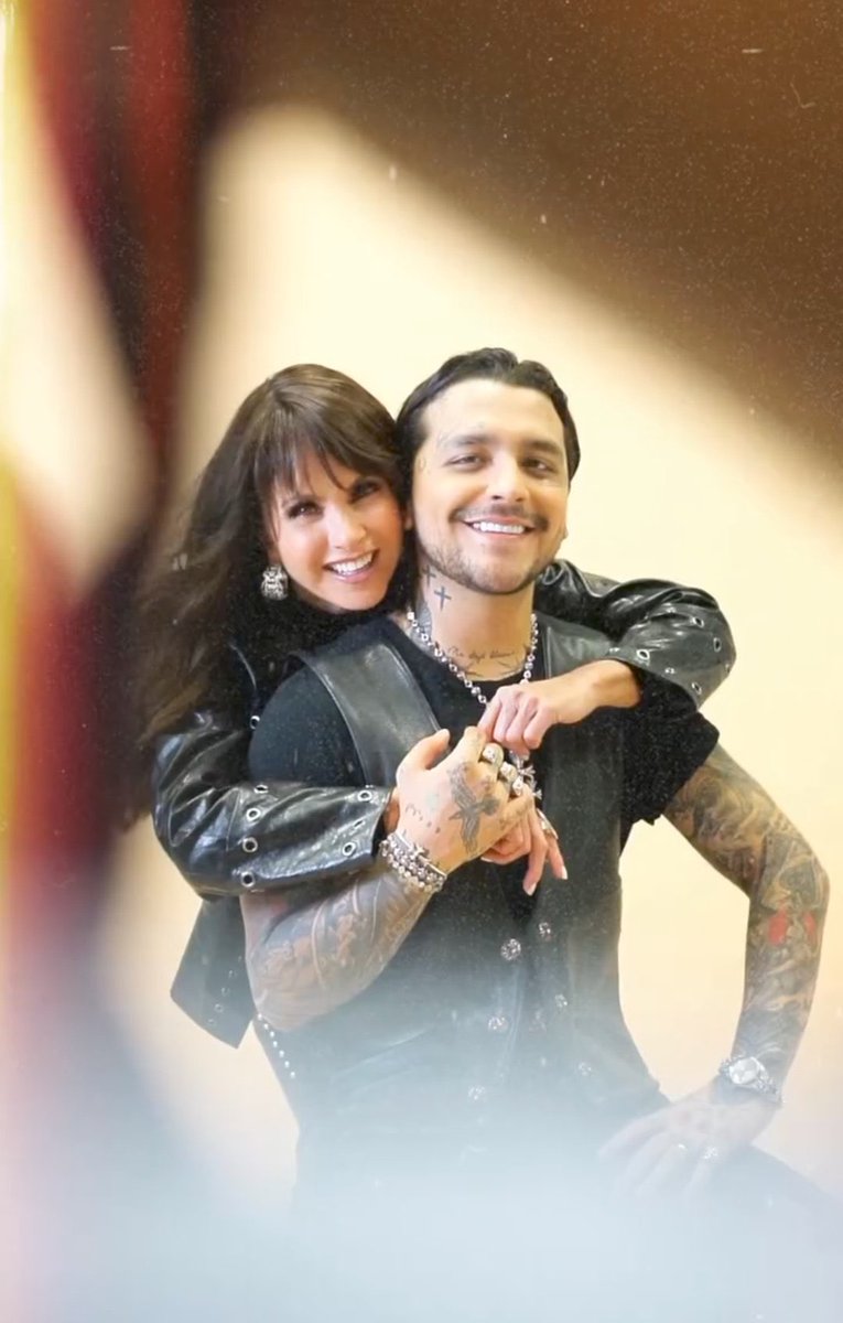 Ando fascinada con esta sesión de fotos entre Nodal y Lucero
Es que como les explico la buena vibra que transmiten
Mi Nodalito se está reconciliando hasta con la cámara !!!
Aquí se las dejo para que las disfruten tanto como yo
#Nodal