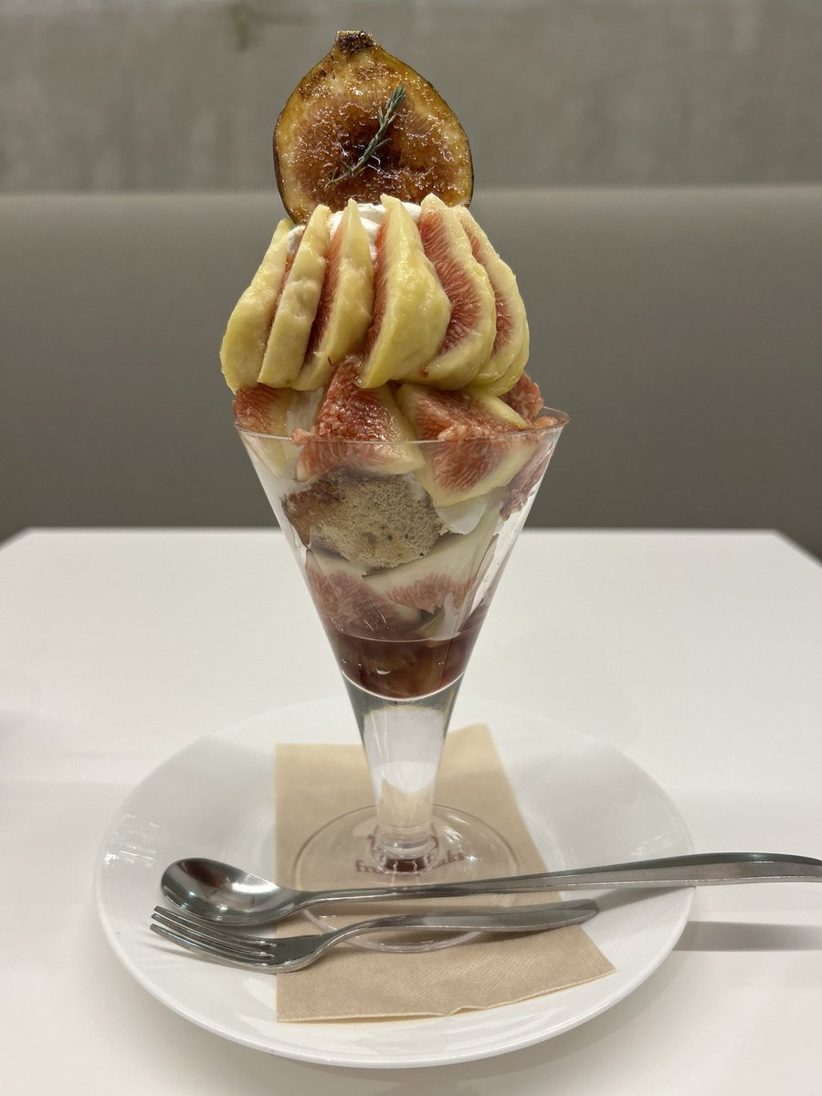 【フルーツピークス横浜ポルタ店】
“2種の無花果パフェ”

ブリュレされたイチジクは香ばしく表面パリッと♪生イチジクはみずみずしくとろけるような甘さ。
赤ワインでコンポートした無花果もまた上品で大人な味わい🍷
秋の味覚の中でも無花果好きにはこりゃ堪らない！イチジク祭りでした😋🍨