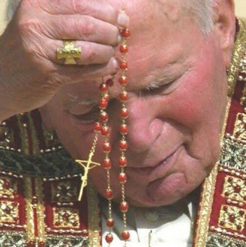 «No tengas vergüenza de rezar el Rosario solo, yendo al colegio, a la universidad o al trabajo, en la calle y en el transporte público.»   

(San Juan Pablo II)
