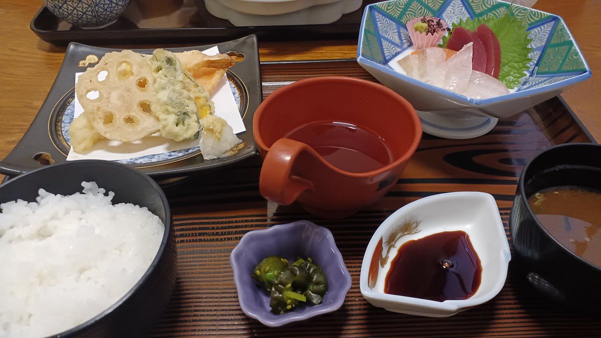 祖父母のお墓参りの帰りに前から気になっていた幡豆の愛でランチを食べました🎵平日昼限定のAセットは、刺身と天ぷらが色々取り交ぜてお得感がありました🐟メヒカリの天ぷらもフワフワ・ホクホクで優雅な昼でした😋