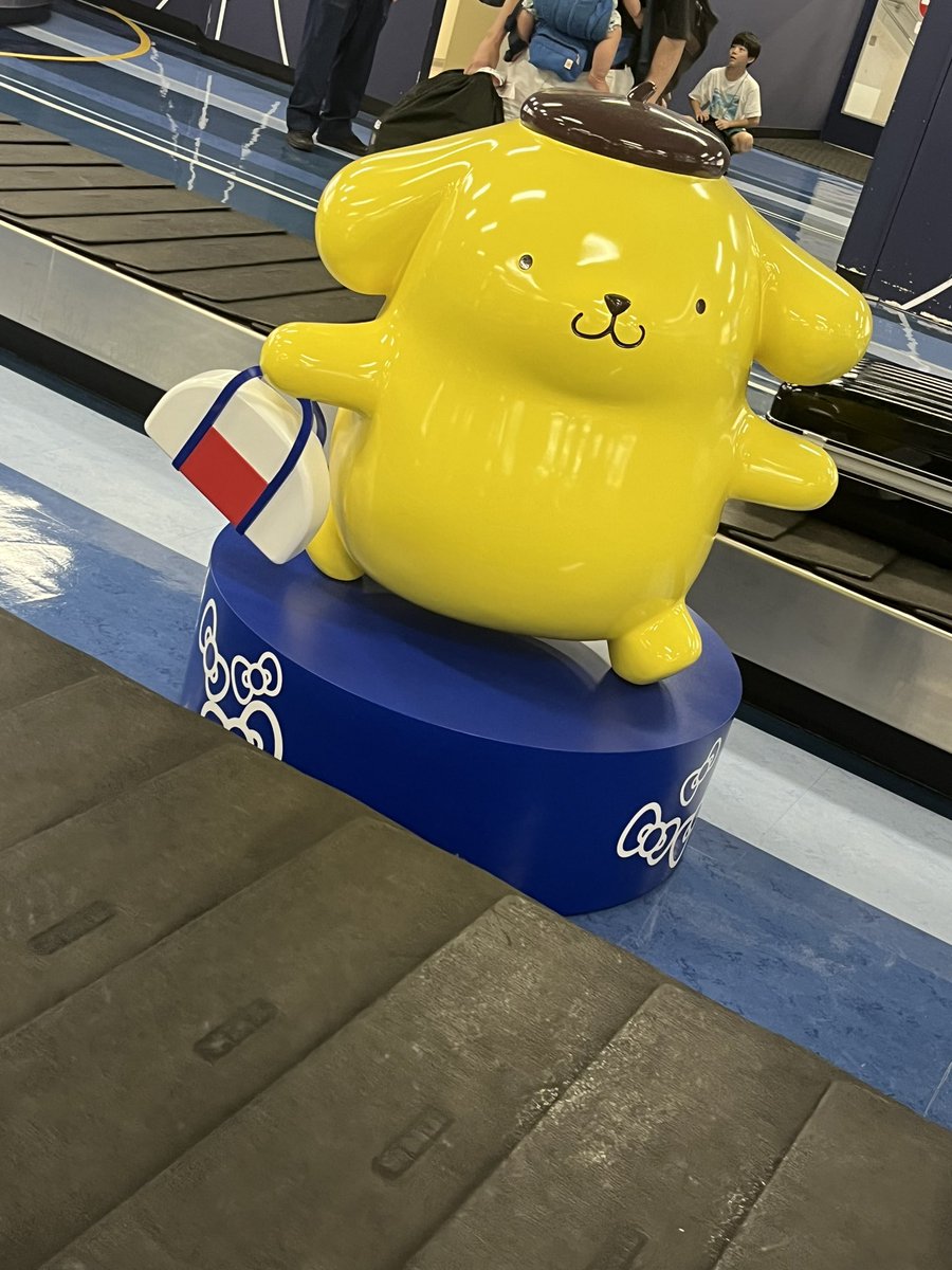 keibachuki's tweet photo. 空港がキティちゃんなっててスーツケースたちと一緒に流れてくるぐでたまかわいかった❤️ https://t.co/3oBbGWLqnT