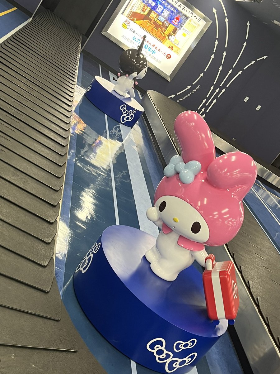 keibachuki's tweet photo. 空港がキティちゃんなっててスーツケースたちと一緒に流れてくるぐでたまかわいかった❤️ https://t.co/3oBbGWLqnT
