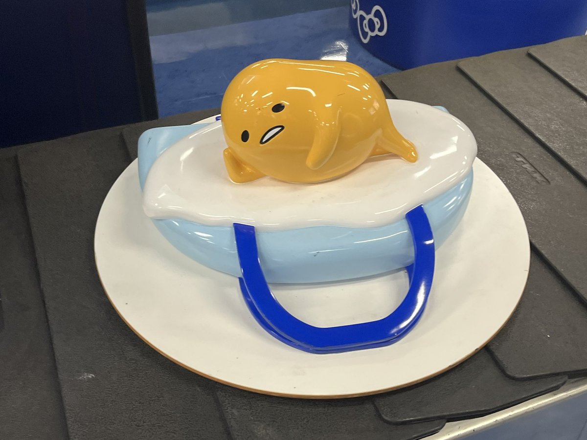 keibachuki's tweet photo. 空港がキティちゃんなっててスーツケースたちと一緒に流れてくるぐでたまかわいかった❤️ https://t.co/3oBbGWLqnT
