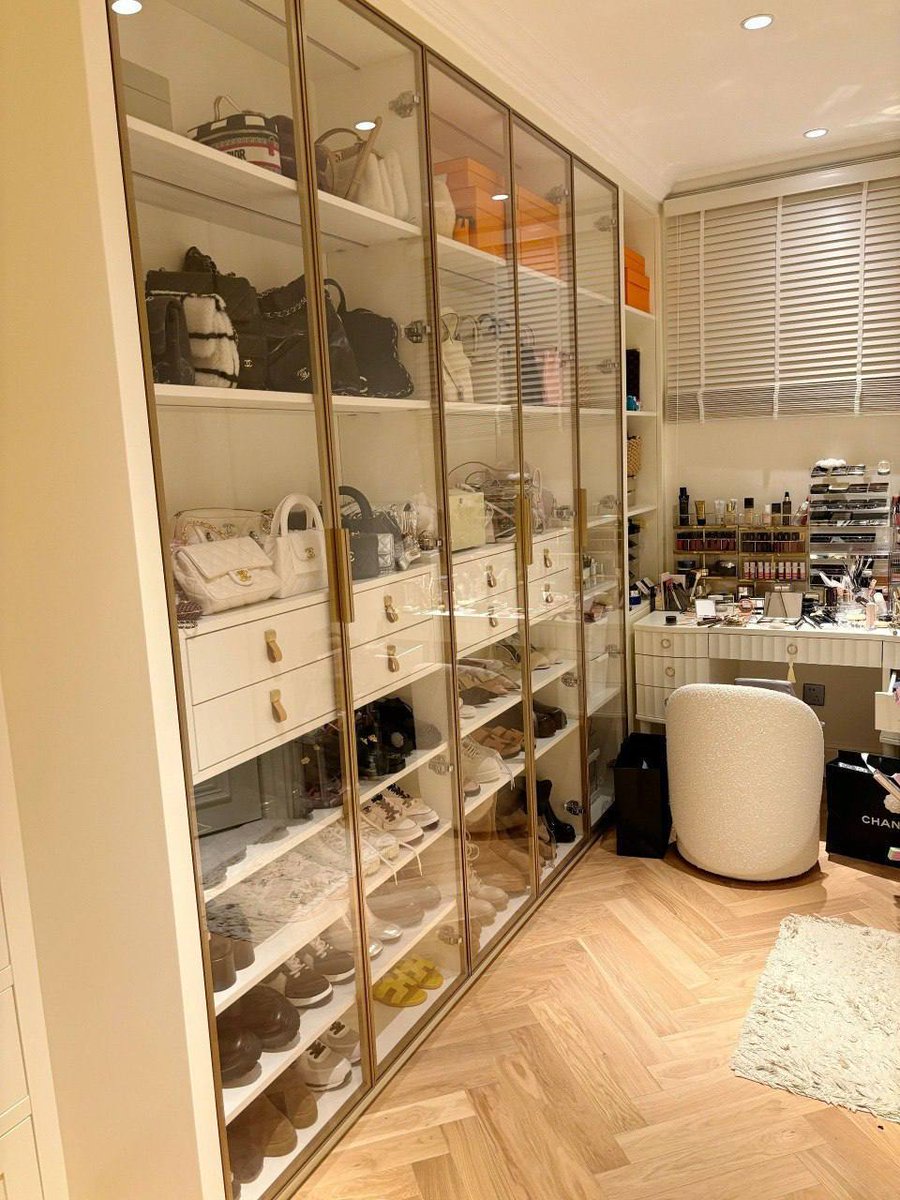 Thadfcjamin's tweet image. "A woman who chooses her shoes carefully, chooses her path wisely."