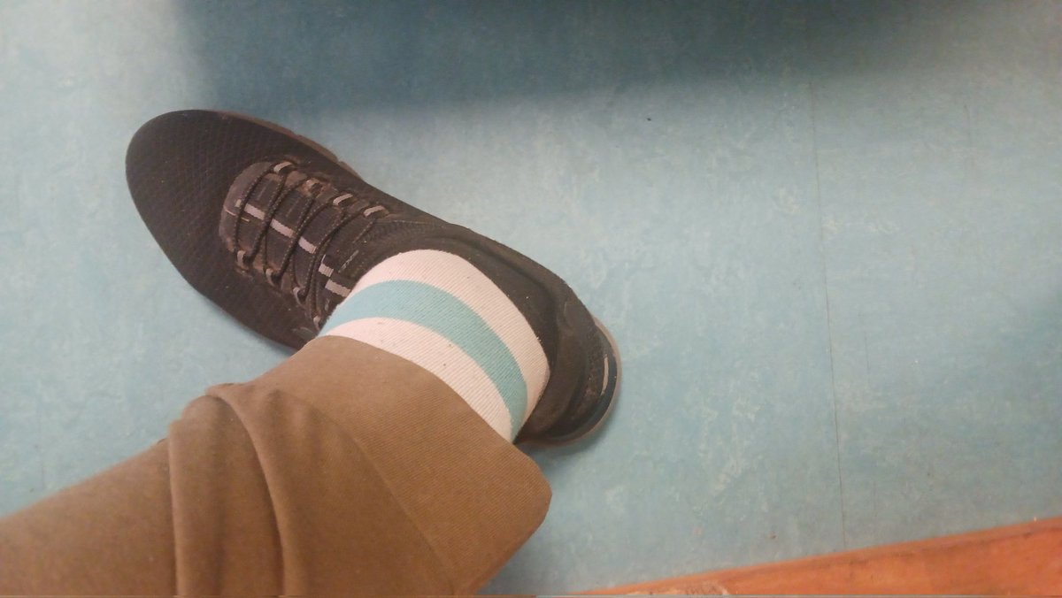 Kleptifux_1335's tweet photo. #OwO #UwU #Femboygermany #femboy #thighs #crossdresser #furryfemboy
Sockies at school https://t.co/8LwMgOz0Uv