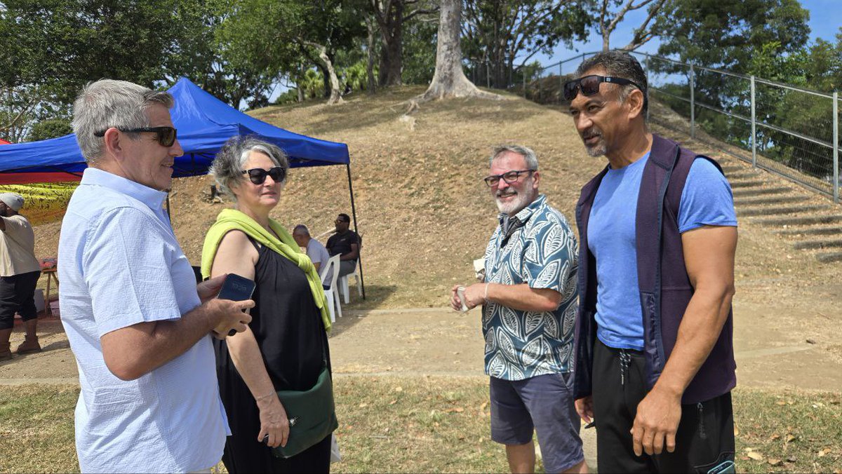 Dans le Parc, a lieu, tous les samedis, le Marché de Rivière Salée, mis en œuvre par Solidarité RS depuis juin 2024. Le quartier reste et restera très marqué pour longtemps par l’insurrection de l’an passé. Il suffit de gravir la colline pour en percevoir tous les stigmates.