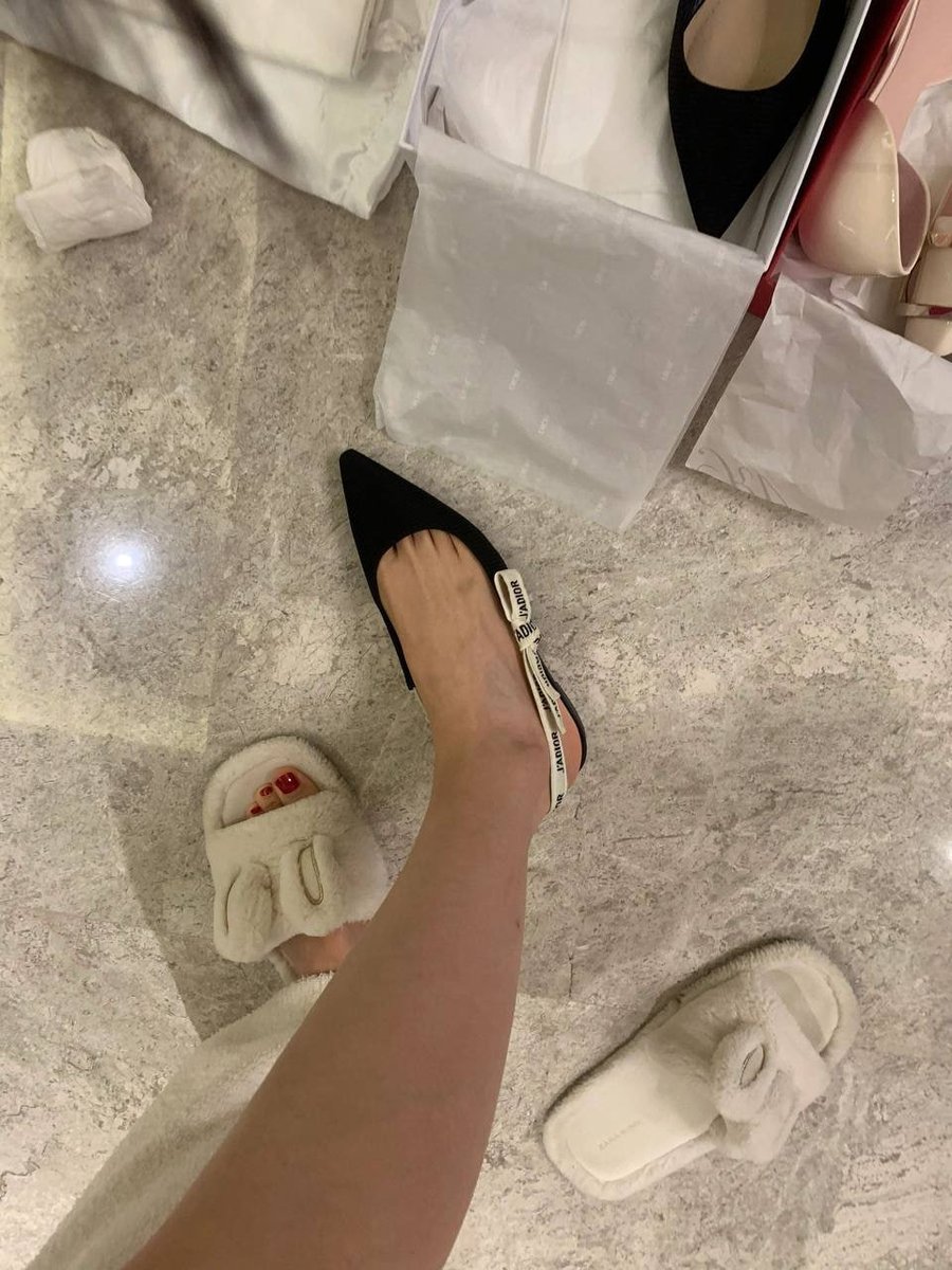 Thadfcjamin's tweet image. "A woman who chooses her shoes carefully, chooses her path wisely."