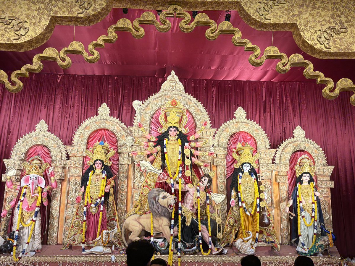 bhaumikgowande's tweet image. Mother has arrived ✨ #pujo2025 

📍Chittaranjan Park &amp;amp; Greater Kailash-II