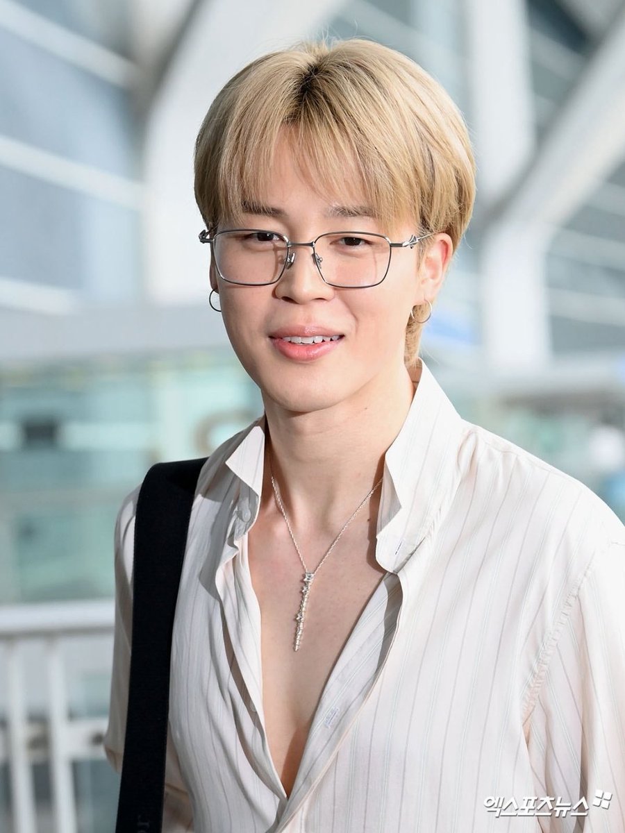AboutMusicYT's tweet image. Blonde Jimin is an angel on his way to Paris ahead of the Dior Fashion Show.