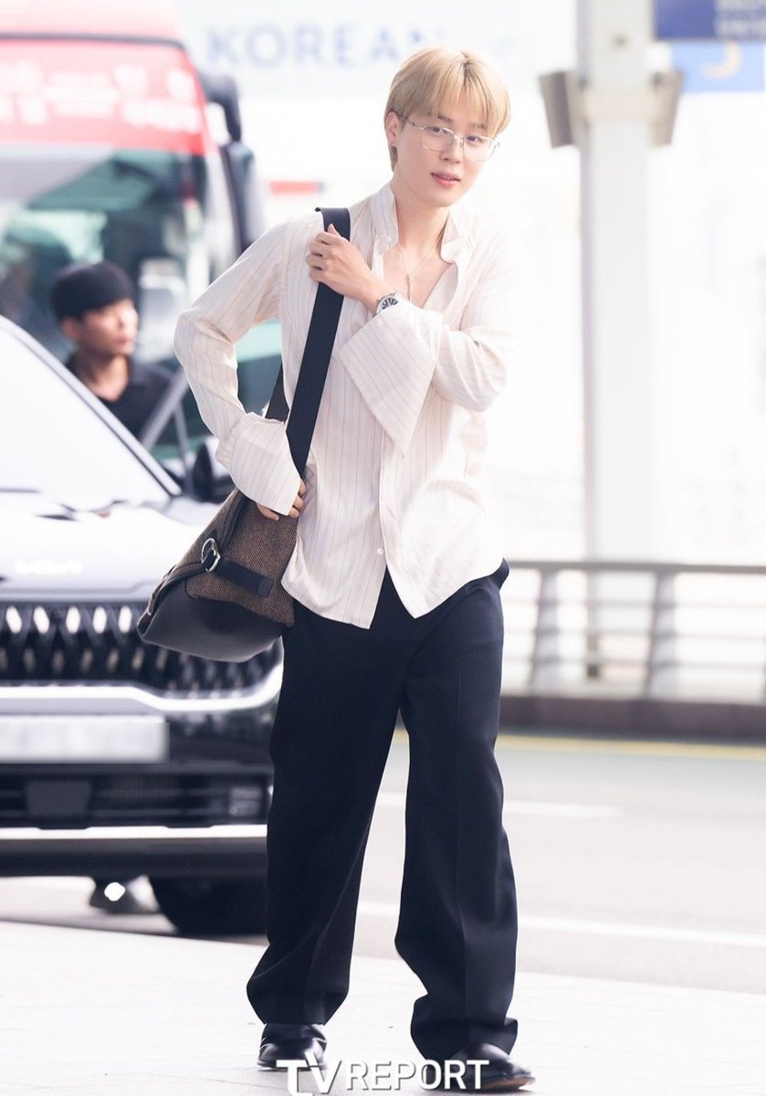 AboutMusicYT's tweet image. Blonde Jimin is an angel on his way to Paris ahead of the Dior Fashion Show.