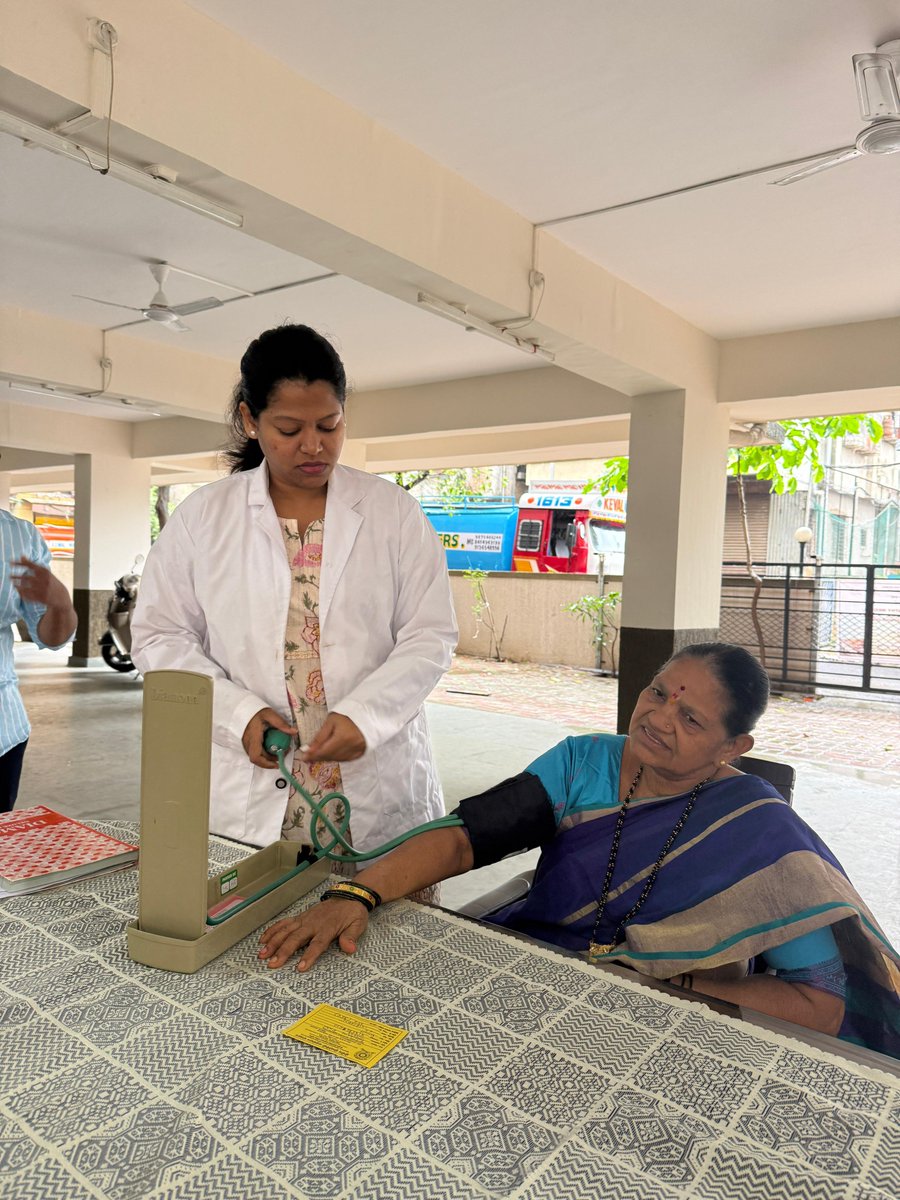 ccrhindia's tweet photo. क्षेत्रीय होम्योपैथी अनुसंधान संस्थान, मुंबई द्वारा 29.9.2025 को स्वस्थ नारी सशक्त परिवार अभियान के तहत  क्षेत्रीय होम्योपैथी अनुसंधान संस्थान, नवी मुंबई और तुर्भे केंद्र में स्वास्थ्य जागरूकता कार्यक्रम एवं शिविर का सफलतापूर्वक आयोजन किया गया। कार्यक्रम का मुख्य उद्देश्य महिलाओं के स्वास्थ्य और सशक्तिकरण पर केंद्रित था, जिसमें पोषण, एनीमिया, एनसीडी (मधुमेह, उच्च रक्तदाब और मोटापा) और मानसिक स्वास्थ्य जैसे मुद्दों पर ध्यान दिया गया। निःशुल्क होम्योपैथिक परामर्श, स्वास्थ्य जाँच और दवाइयाँ प्रदान की गईं।

#moayush #ccrh #rrihmumbai #SwasthNariSashaktParivar #program
