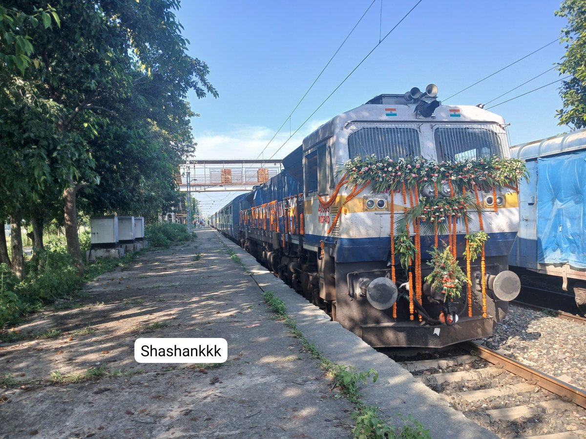 Rfshashank's tweet image. 03292 Patna islampur inaugural special passenger via jat dumri daniyawan line qt daniyawan junction #IndianRailways #newrailline