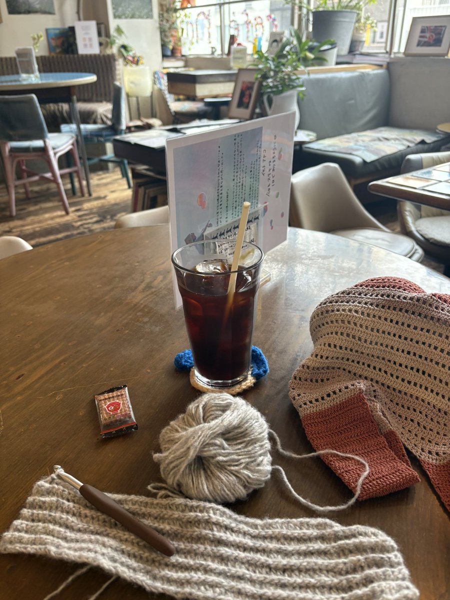 原宿駅近くの「カフェな。」さんに来ています。
編み物捗る…🧶

#カフェ　#編み物