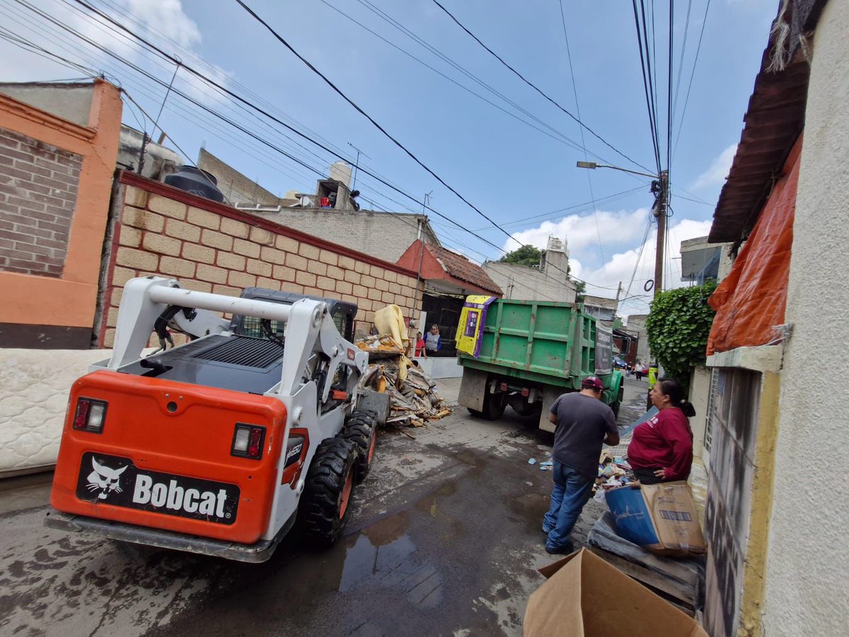 SEDEMA_CDMX's tweet photo. Debido a las lluvias torrenciales del pasado sábado, la alcaldía Iztapalapa resultó afectada. La secretaria @Jualicra atendió de primera mano las necesidades de las familias damnificadas en la colonia Aztahuacán.

Por instrucciones de la Jefa de Gobierno, @ClaraBrugadaM, continuamos trabajando en coordinación con el gabinete del @GobCDMX para brindar apoyo a las y los habitantes de la zona.