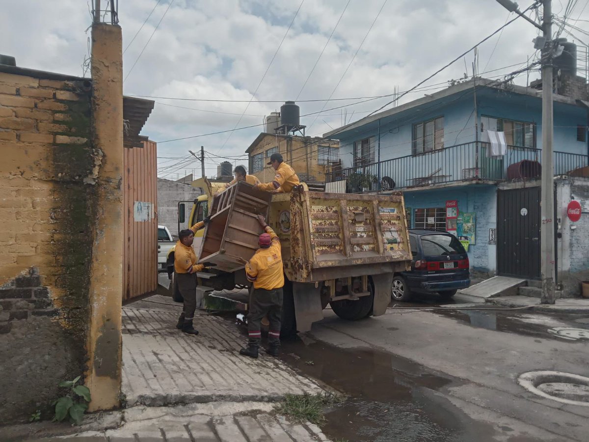 SEDEMA_CDMX's tweet photo. Debido a las lluvias torrenciales del pasado sábado, la alcaldía Iztapalapa resultó afectada. La secretaria @Jualicra atendió de primera mano las necesidades de las familias damnificadas en la colonia Aztahuacán.

Por instrucciones de la Jefa de Gobierno, @ClaraBrugadaM, continuamos trabajando en coordinación con el gabinete del @GobCDMX para brindar apoyo a las y los habitantes de la zona.