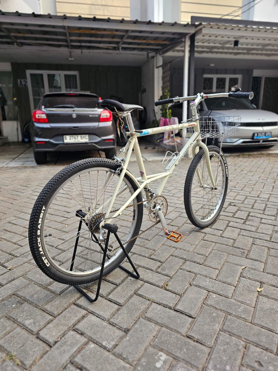 txtdrbekasi's tweet photo. Jual lagi nih peda

SUZUKI TECH 5000 
spesifikasi
group set : suntour xcpro
bar : ken bike
saddle : wtb silverado thineline 
stem : uno 
tire : cst jack rabbit 
handle rem : tektro
grip : oury
rims : araya tx 633 
pedal : wellgo quick rellese 
hub free hub : suntour xcpro 
cabble : sram 
keranjang : summersun

harga 7.5 nego
minat dm aja beks

#fnfjb