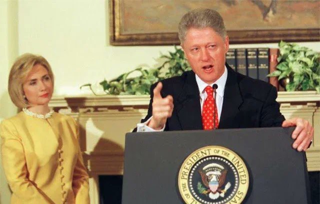 historyinmemes's tweet photo. Hillary Clinton listens intently as her husband denies having an affair with Monica Lewinsky, USA, 1998. https://t.co/QfI82IFQh5