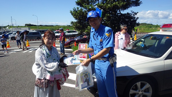 ９月２１日 #阿久比パーキングエリア において道路管理者等が主催する交通安全キャンペーンに参加しました。スーパーカーが並ぶ中、パトカーの展示を行い、訪れたお客さんに安全運転を呼びかけました。高速道路を利用する全ての方が安心して目的地へたどりつけるように、安全運転をお願いします！