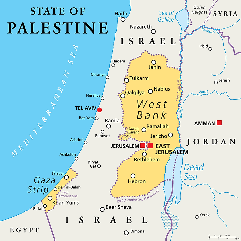 RTEUrdu's tweet photo. 🔶️ ٹرمپ کا منصوبہ یا فلسطینی ریاست کا انجام 🔶️
(حصہ اول)

▪️ اسرائیل کے ہر بحران میں دو اہداف رہے ہیں، خطرات کو ختم کرنا اور مزید زمینوں پر قبضہ کرنا! تاریخ حماس کے 7 اکتوبر حملوں کو کیسے دیکھے گی یہ تاریخ پر چھوڑ دیتے ہیں لیکن اسرائیل نے اسے اپنے اہداف کے لیے استعمال کیا ہے۔
▪️ یہاں شام کی مثال دیکھتے ہیں کہ جیسے ہی بشار الاسد دمشق سے بھاگا، اسرائیل نے پہلا کام اپنے لیے خطرات کرنے ختم کرنے پر توجہ دی اور شام کی فضائی طاقت کو صفر کر دیا۔ اور شام کو تقسیم در تقسیم اور ا��ائیوں میں بانٹنے پر مسلسل کام کر رہا ہے۔
▪️ اس مثال کو دیکھتے ہوئے ہم فلسطین کو دیکھیں تو وہاں بھی یہی ہوا ہے، آبادکاری کے ساتھ فلسطین کو مغربی کنارے اور غزہ میں تقسیم کیا گیا۔ دو اکائیاں بنائی گئیں۔ مغربی کنارے میں فلسطینی اتھارٹی، غزہ میں حماس حاکم تھی۔
▪️ غزہ کا علاقہ مصر سے جڑے ہونے کی وجہ سے اخوان المسلمین سے متاثر رہا ہے، یہیں سے فلسطینی مزاحمت کا آغاز ہوا اور اسرائیل کے لیے خطرات پیدا کرتا رہا ہے۔ حماس غزہ کی نمائندگی پارٹی تھی۔
▪️ اسرائیل نے مغربی کنارے اور غزہ کو تقسیم کر رکھا تھا، الفتح اور حماس بھی ایک فلسطینی ریاست بنانے پر کبھی قائل نہیں ہو سکے ت��ے۔ اور آج صورتحال یہ ہے کہ نیتن یاہو کہتا ہے کہ غزہ کا دوبارہ انتظام فلسطینی اتھارٹی(الفتح کی مغربی کنارے میں قائم حکومت) کو نہیں دیا جائے گا اور نہ ہی دوبارہ حماس یا غزہ کے لوگوں کو انتظام سنبھالنے دیا جائے گا۔ اس کا انتظام اسرائیل کی نگرانی میں چند عالمی فلسطینی پوپٹ سنبھالیں گے۔
▪️ ہمیں نہایت افسوس کے ساتھ لکھ��ا پڑتا ہے کہ ہمیں 54 مسلمان ممالک کے اتحاد پر سوال اٹھاتے ہیں لیکن مغربی کنارے اور غزہ میں کوئی ایک ایسا رہنما نہیں اٹھا جس نے امن یا مزاحمت کے ساتھ ساتھ اتحاد کو بھی اپنی قوت بنانے کا اعلان کیا ہو۔ آج اسرائیل کی نظر میں دونوں ایک جیسے ہیں۔ زمینی صورتحال یہ رہی جب غزہ جل رہا تھا، مغربی کنارے میں کوئی مزاحمتی سرگرمی نہیں دیکھی گئی۔
▪️ اس سارے قضیہ میں لاکھوں معصوم فلسطینیوں نے اپنی جان اور مال کی قربانی دی ہے اور اس کے ساتھ ساتھ عالمی انسانی قوانین کو بھی سر عام قربان کر دیا گیا۔ اس نے ایک عالمی انسانی تحریک شروع کی ہے جس کے نتیجے میں مغربی حکومتیں تھوڑی حساسیت دکھا رہی ہیں لیکن ایک کمزور، تقسیم شدہ اور غیر مسلح فلسطینی اکائیاں بنا کر اسے فلسطین کا نام دینا، بہت زیادہ دیر تک قائم نہیں رہ پائے گا۔
کیا ٹرمپ کے اس منصوبہ کی حمایت کرنے والے مسلم ممالک اتنی سرسری بصیرت بھی عاری ہیں جو اسرائیل کی ذہنیت اور اس منصوبہ کو سمجھ سکیں؟  باقی عرب ممالک سے تو سوال نہیں، قطر خو مزاحمتی تحریک کا میزبان رہا ہے وہ ��ماس کے خاتمے کا پروانہ کیسے لکھ کر دے سکتا ہے؟ صدر ایردوان جو مزاحمتی قائدین کے قدموں میں بیٹھ کر جوان ہوئے، آج تک حماس کو اپنی زمینوں کا تحفظ کرنے والا گروہ قرار دیتے ہیں، وہ حماس کے خاتمے کو قبول کر لیں گے؟ کیا پاکستان جس کے بانی قائد نے اسرائیل کو ناجائز ریاست قرار دیا تھا، اسرائیل کو کھلی چھوٹ دینے والا معاہدہ کی تائید کر دے گا؟ اس موضوع پر حصہ دوم میں بات کرتے ہیں۔