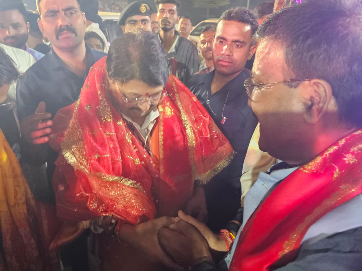 rajeevkdewas's tweet photo. विगत दिवस नवरात्रि के अवसर पर माता भक्तों की सेवा में समर्पित संस्था "अनंता"द्वारा आयोजित भंडारे में कैबिनेट मंत्री आदरणीय श्री @KailashVijayvargiya जी, जिला अध्यक्ष श्री @RaisinghSendhav जी के साथ उपस्थित होकर आरती व प्रसाद का लाभ लिया। 

जय माता दी 🙏🚩

#नवरात्रि_उत्सव https://t.co/XWe0lY4CJQ