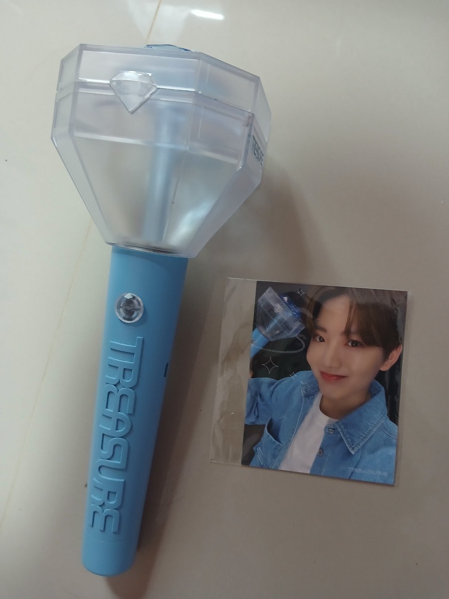 KunNoBo_'s tweet photo. แท่งไฟ+การ์ด (ไม่มีกล่อง)
500฿ รวมส่ง
🌟ไม่เคยใช้เลยค่ะตั้งโชว์ไว้เฉยๆ
🌟มีรอยแทงไฟนิดหน่อย
🌟มีสายคล้องให้
#ตลาดนัดtreasure https://t.co/Ok1umtj2om
