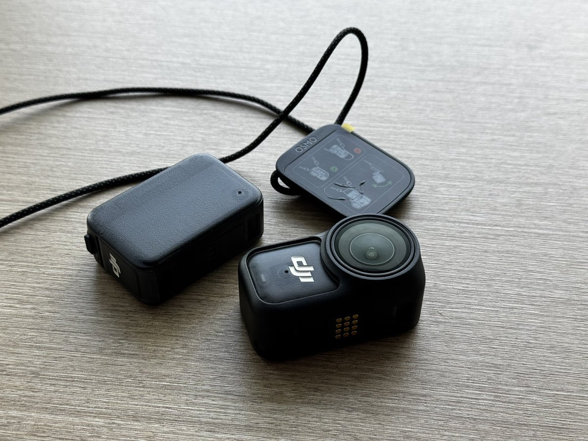 jacktechstudio's tweet photo. 🌟DJI NANO 用了一会了，还是很好用的，推荐购买。
1600 左右的的全新 64G版本或者 1500 的带随心换的二手比较合适。
对于记录生活来说，买一个这个比你升级iPhone 更有性价比。和 AirPods Pro 近似的大小，放兜里随时拿出来拍个延时或者自拍，因为分体设计自带监看很方便。 https://t.co/X3Sc7Yq0sH