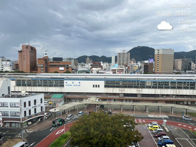 t_axis1993's tweet image. お疲れ様です。鳥取のアクシスです🙂
本日も暑い雲に覆われた空模様です📷
地域によっては秋晴れの空も広がっているようですね🍁
明日は鳥取でも、気持ちのいい秋晴れが見られるといいなと思います☀️
午後からもがんばりましょう！ 
#企業公式秋のフォロー祭り 
#企業公式が毎朝地元の天気を言い合う