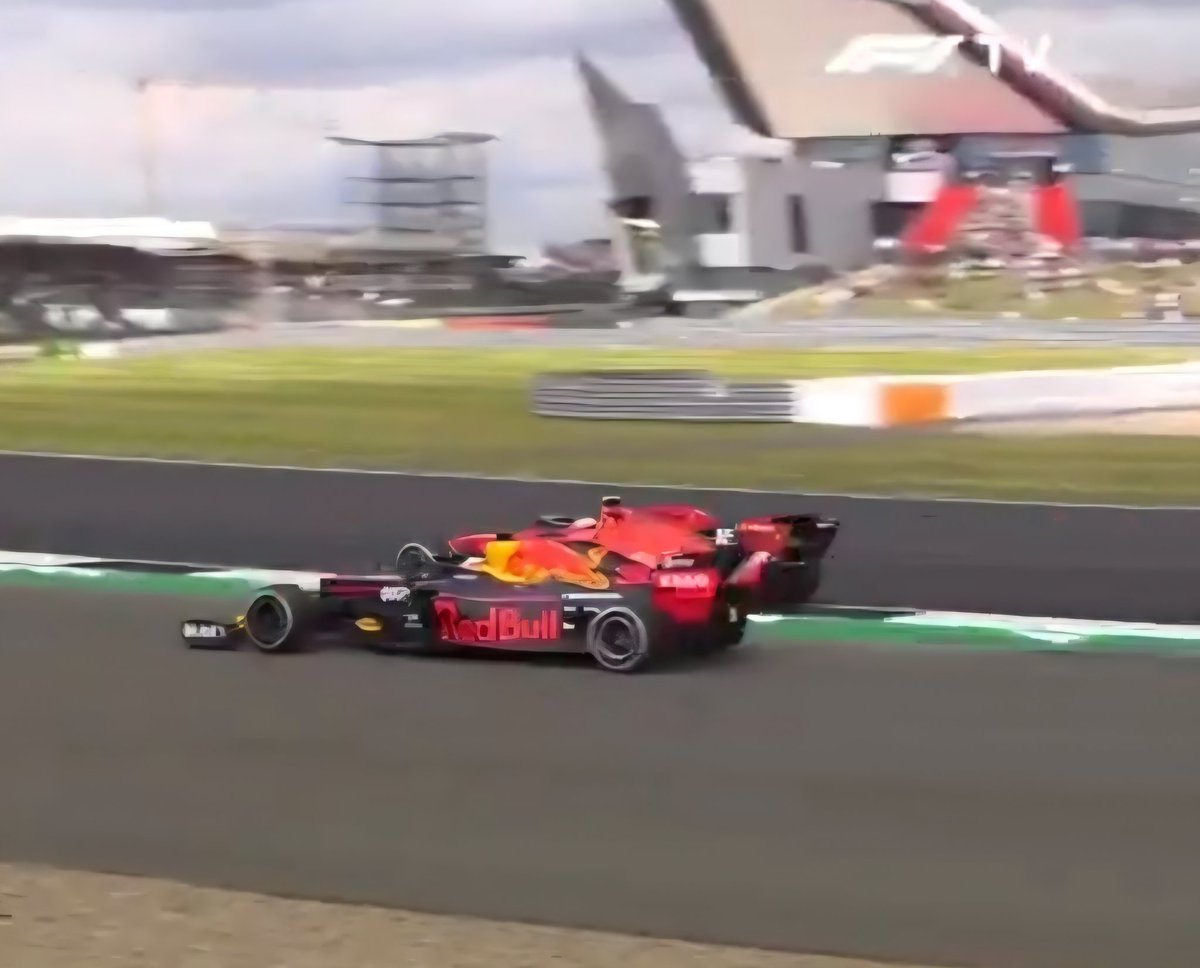 사실 아직도 2019 오스트리아에서 벗어나지 못하고 있음
1. 레드불 33 vs 페라리 16로서 벌인 1-2위 싸움인 것도
2. 경기 후 33 : 16과 15-20년 계속 레이싱 하고 싶다
3. 경기 후 16 : 나도 공격적으로 하겠다
이 차이도 좋고
4. 그 다음 실버스톤에서 진짜 공격적으로 밀어버린 것까지 다 좋아