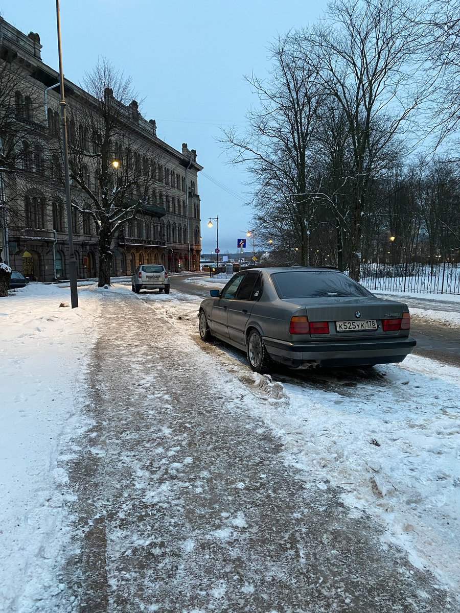 ErskBM_'s tweet image. Перед вами BMW E34, которая когда-то принадлежала моей маме. Именно с неё началась моя любовь к марке.Помню, как в детстве садился на пассажирском месте и представлял себя гонщиком. Мама смеялась, но разрешала покрутить руль на парковке. #BMWE34 #АвтоИстория #BMWLegacy