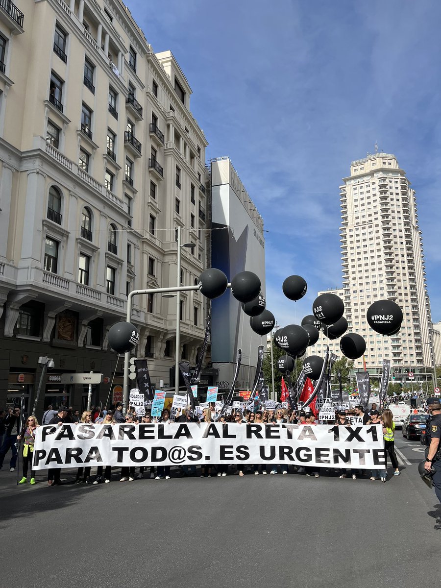 Guerrero_Crisan's tweet photo. Buenos días, @gpscongreso. Y ustedes lo están haciendo con su #PasarelaInfame, que excluye a pasivos, enfermos, viudos y huérfanos, y perpetúa pensiones   de 300€, 12 pagas, sin IPC.
¿Gobierno progresista e inclusivo?
30.000 abogados y procuradores pedimos HECHOS.
#J2NoSeRinde https://t.co/MrbdQEA5xZ