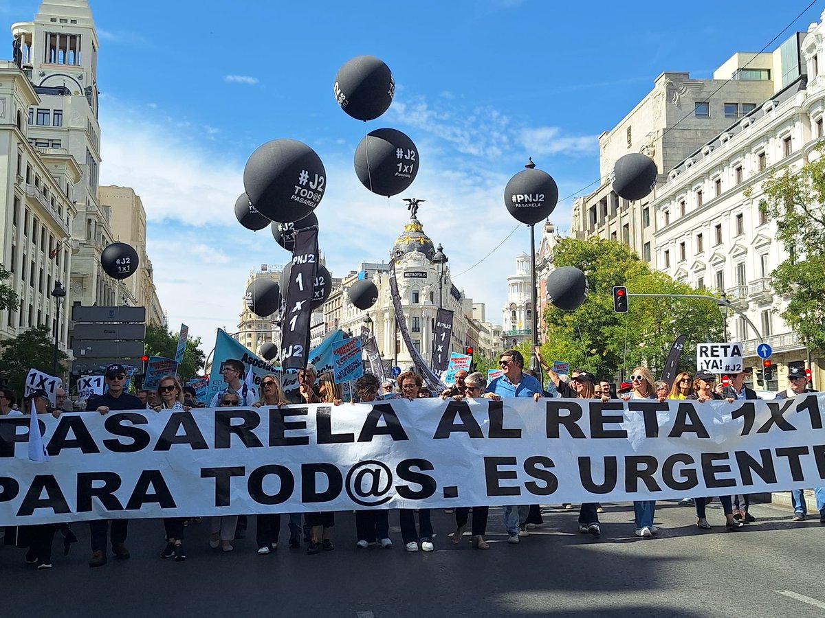 Guerrero_Crisan's tweet photo. Buenos días, @gpscongreso. Y ustedes lo están haciendo con su #PasarelaInfame, que excluye a pasivos, enfermos, viudos y huérfanos, y perpetúa pensiones   de 300€, 12 pagas, sin IPC.
¿Gobierno progresista e inclusivo?
30.000 abogados y procuradores pedimos HECHOS.
#J2NoSeRinde https://t.co/MrbdQEA5xZ