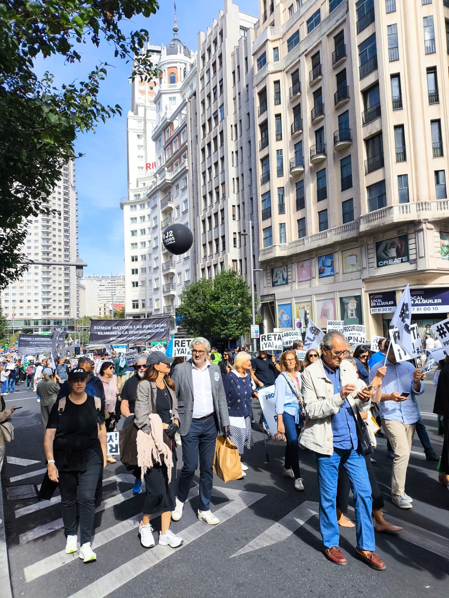 Guerrero_Crisan's tweet photo. Buenos días, @gpscongreso. Y ustedes lo están haciendo con su #PasarelaInfame, que excluye a pasivos, enfermos, viudos y huérfanos, y perpetúa pensiones   de 300€, 12 pagas, sin IPC.
¿Gobierno progresista e inclusivo?
30.000 abogados y procuradores pedimos HECHOS.
#J2NoSeRinde https://t.co/MrbdQEA5xZ