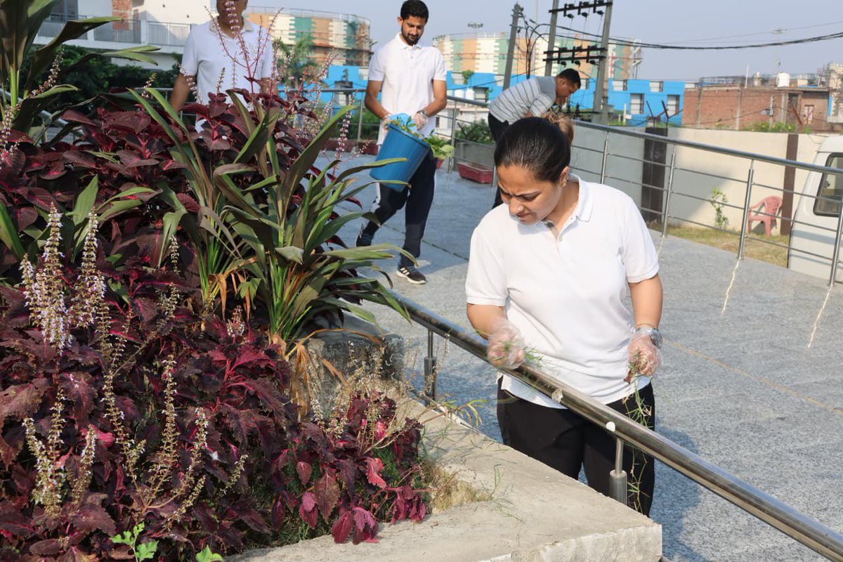 ashkooor's tweet photo. Sewa Parv this year let’s be together towards the cleanliness not only of our homes but also of our workplaces, streets outside our homes, once we join hands together for swach bharat we will see the change. #SwachhataHiSeva2025 @JKPoliceUpdate https://t.co/HuKY6QneCx