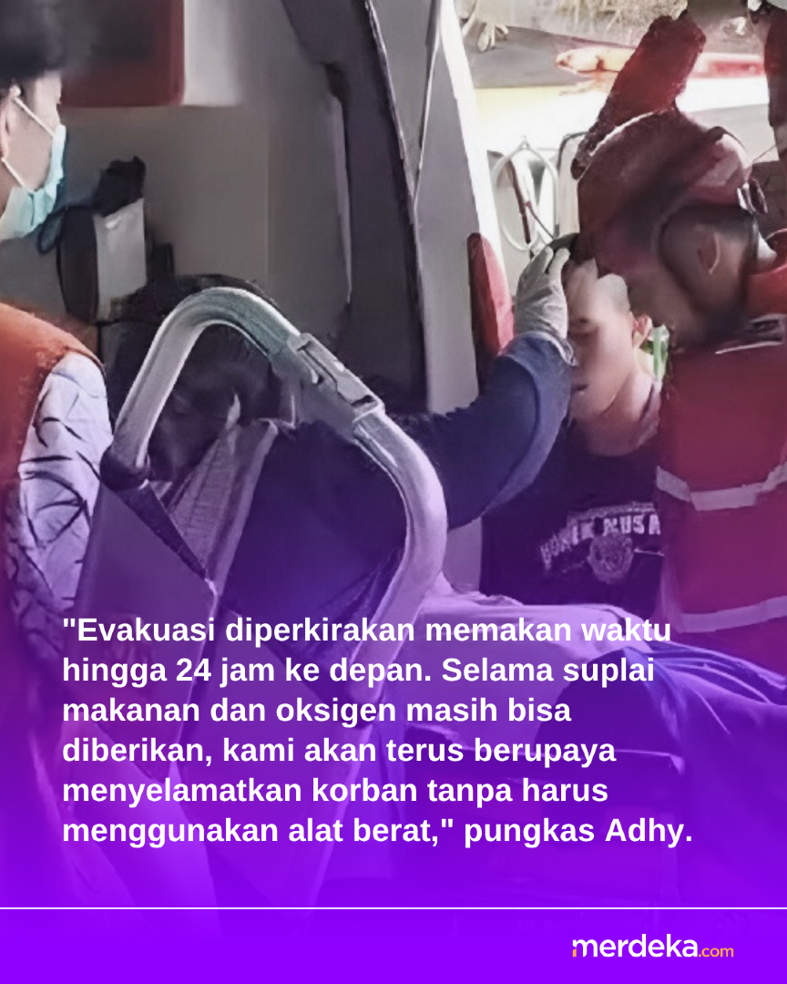 merdekadotcom's tweet image. Musalla Ponpes Al Khoziny di Sidoarjo runtuh saat salat Ashar, 79 santri dievakuasi dan 1 meninggal. Evakuasi terus dilakukan untuk selamatkan 7 santri tertimbun dengan suplai oksigen dan makanan. 
#PonpesAlKhoziny #Evakuasi #Sidoarjo #mdkdriz #mdknbl