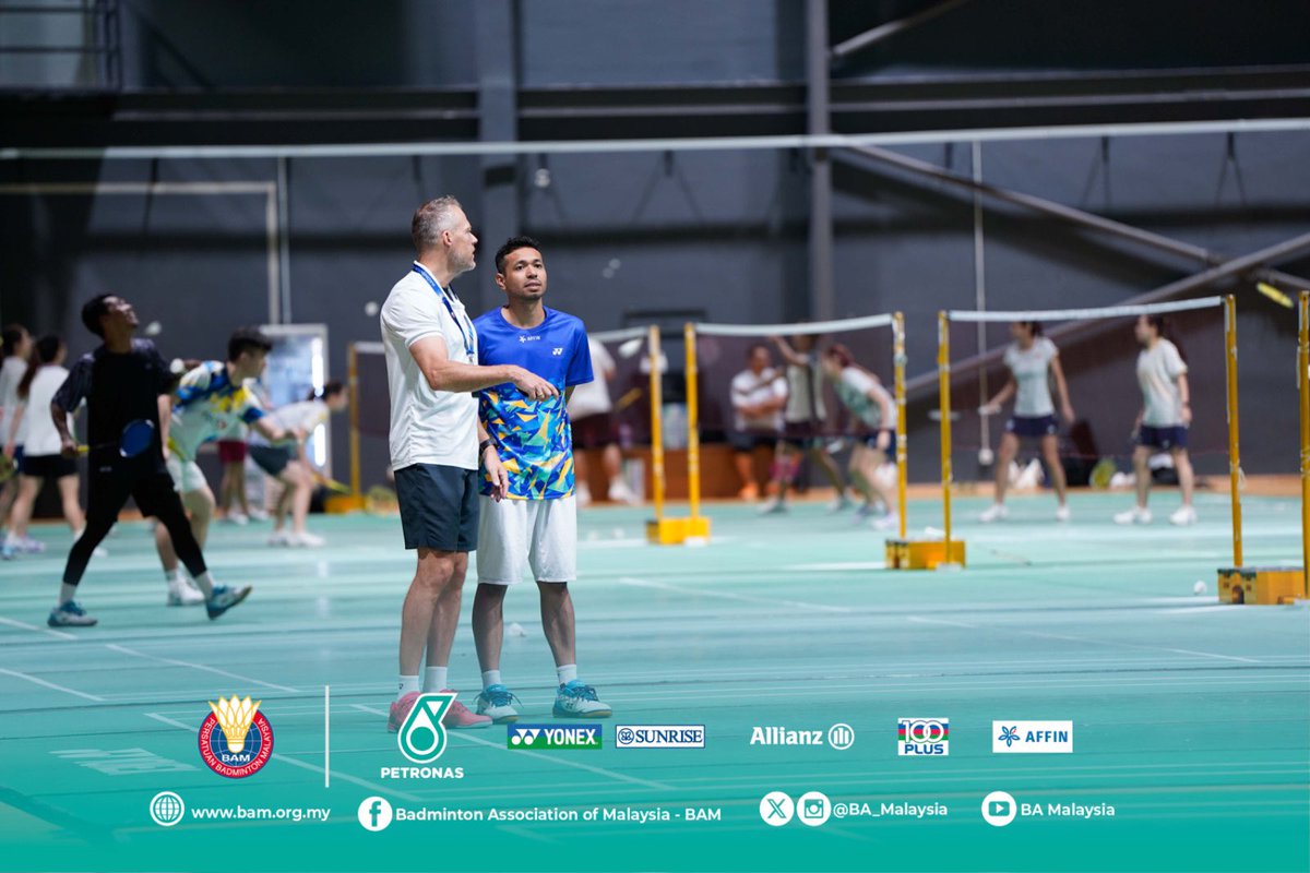 👋 Look who’s back!

Former national shuttler Iskandar Zulkarnain Zainuddin kicks off his first training session as our new Women’s Singles head coach.

#GemilangkanLagi
#BadmintonMalaysia
#DemiMalaysia