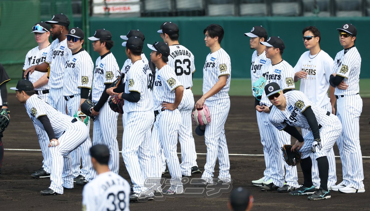 サインプレーの練習の合間、ストレッチを始める #佐藤輝明 選手と #岩崎優 投手