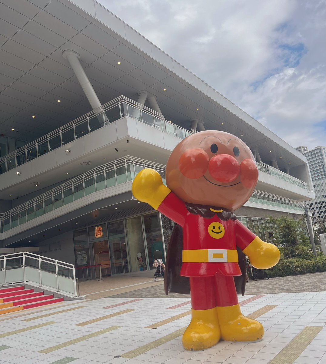 lychee_rose08's tweet image. 私は真面目なママなので、開演時間までにアンパンマンミュージアムの視察に行きました(1階のショップのところだけ)
一人でウロウロ見てたので、変な人だったと思うけど、駅からの経路とかも事前に見れて良かった!!
次はベビ連れてく!たぶん発狂するくらい喜んでくれそう!