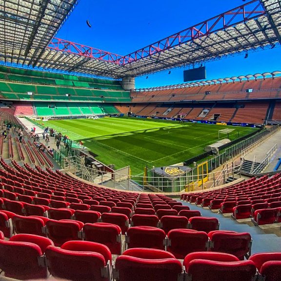 eurofootcom's tweet image. 🚨🇮🇹 𝐁𝐑𝐄𝐀𝐊𝐈𝐍𝐆 | The Milan City Council has officially approved the sale of the San Siro stadium to both Milan &amp;amp; Inter. 🏟️✅

This is big news — it will allow the two clubs to move forward with their stadium plans to demolish the current stadium and build a brand new one.