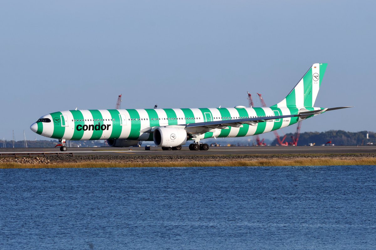 airwaysmagazine's tweet image. Some sunny spotting from Boston Logan

📸 : Darryl Sarno /Airways         

#airbus #boeing #avgeek