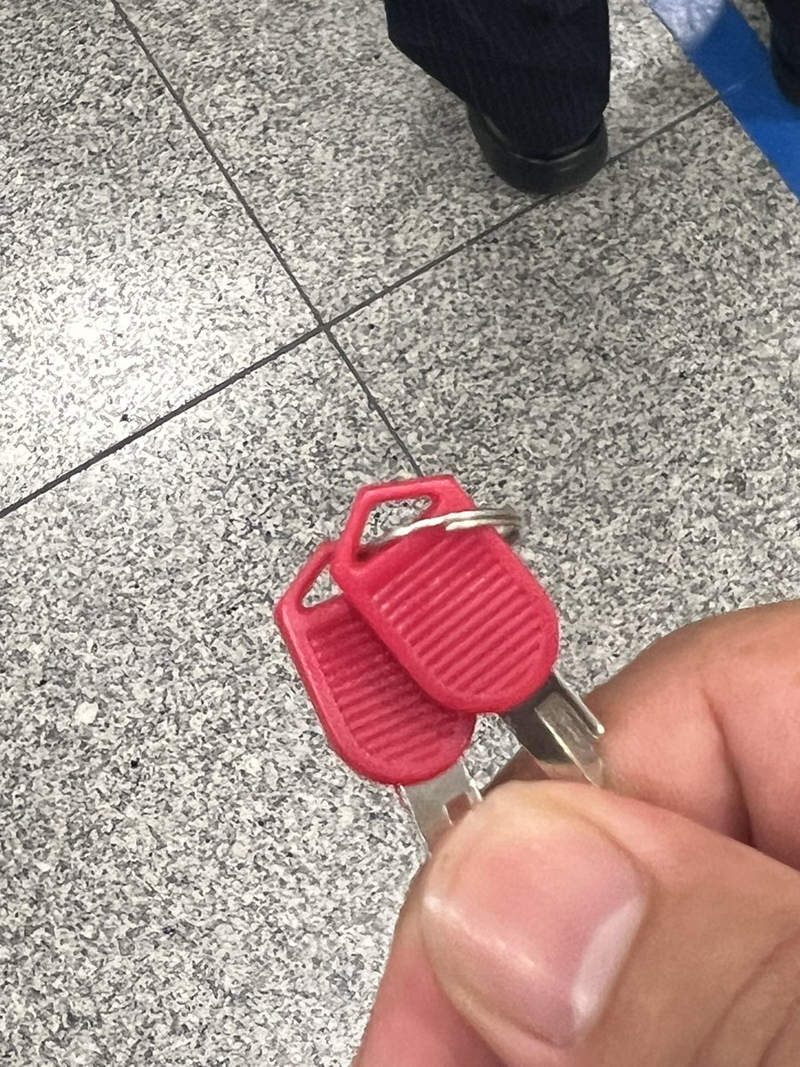 kirisame1991's tweet photo. 新大阪駅
新幹線切符売り場の列の所に
赤いスーツケースの鍵？が落ちてました

今から駅員さんに届けときます

#落し物 https://t.co/yYaG5AjtI7