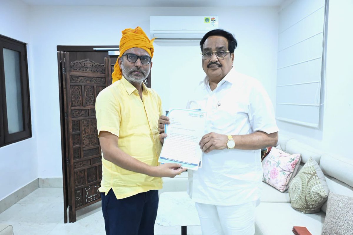 केंद्रीय मंत्री सी.आर. पाटिल जी से सोमवार शाम रचनात्मक मुलाक़ात हुई। उन्होंने यमुना संसद के तीन वर्षों से चल रहे जनजागरण अभियान को विस्तार से समझा और इसकी सराहना की। यमुनोत्सव-2025 पर चर्चा हुई और उन्होंने 3 नवम्बर को यमुना कॉन्क्लेव में आने की सहमति भी दी।

#SaveYamuna