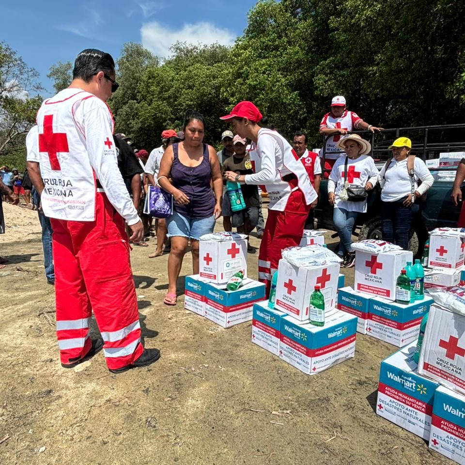 CruzRoja_MX's tweet photo. 🚑❤️ Voluntarios de Cruz Roja Mexicana #Chiapas entregaron ayuda humanitaria a familias del municipio de #Mapastepec, afectadas por las intensas lluvias.
Las colonias La Pampa Honda, 10 de Abril y La Blanca recibieron apoyo con kits de limpieza y despensas a familias afectadas. https://t.co/0WMwXDWVSX