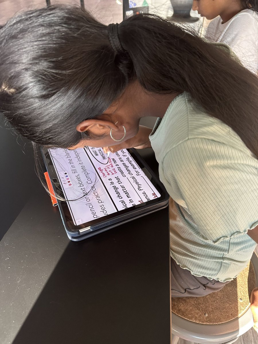 MsLShepherd's tweet image. Ms. Yacoub models note-taking on her iPad while learners follow along 📲📝 Matching visuals and notes helps EBs connect language to content for deeper learning! 💡 @CMSWestWrangler #WestFam @CoppellESLBIL #CoppellESLBIL