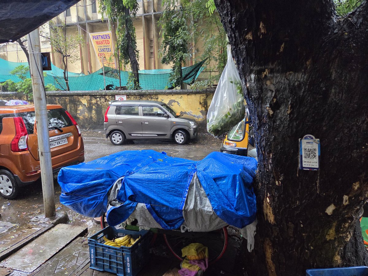 sundernagar64's tweet photo. @mybmcWardPS @mybmc
This is a new fruit staff outside swastik store, opp Geeta bhuvan, Sunder nagar malad west. Bcoz of this leads to lot of traffic mess as it is just opposite umedbhai school. Request authorities to pls take immediate action.
Residents are tired of Hawkers. https://t.co/D1X82wXDsb
