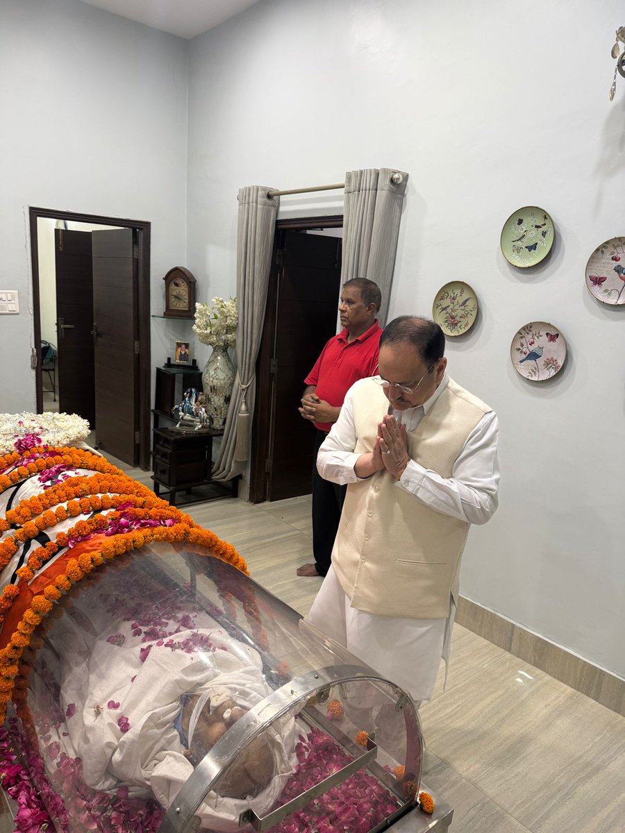 BJP4India's tweet photo. भाजपा राष्ट्रीय अध्यक्ष एवं केंद्रीय मंत्री श्री @JPNadda ने आज दिल्ली में भारतीय जनसंघ एवं भाजपा के वरिष्ठ नेता प्रो. विजय कुमार मल्होत्रा जी की पार्थिव देह के अंतिम दर्शन कर श्रद्धांजलि अर्पित की एवं शोक संतप्त परिजनों से भेंट कर अपनी संवेदनाएं व्यक्त की। https://t.co/hQPVHLLMn6
